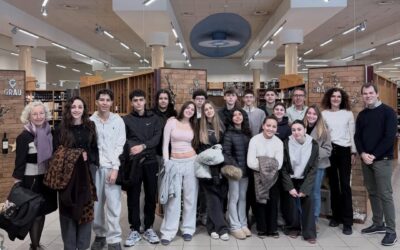 La Lluïsa Teixidor, regidora d’educació, acompanya als alumnes del Vedruna-Prats de la Carrera a visitar les instal·lacions de Licors Grau.