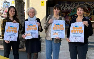 La Lluïsa Teixidor, regidora d’educació, juntament amb Aliança Educació 360, a la presentació del SOM ESTIU 2026.